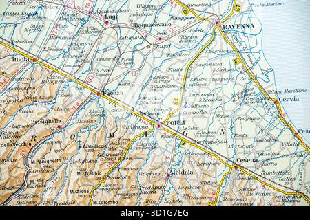 Sezione di una vecchia mappa stradale italiana che mostra l'area Emilia-Romagna, tra cui Ravenna, Forlì e Imola. Foto Stock