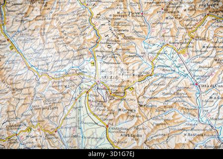 Sezione di una vecchia mappa stradale italiana che mostra l'area di Arezzo in Toscana e città come Sansepolcro e Cortona. Foto Stock