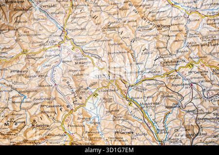 Sezione di una vecchia mappa stradale italiana che mostra la zona di Siena in Toscana, con città come Poggibonsi e Montepulciano. Foto Stock