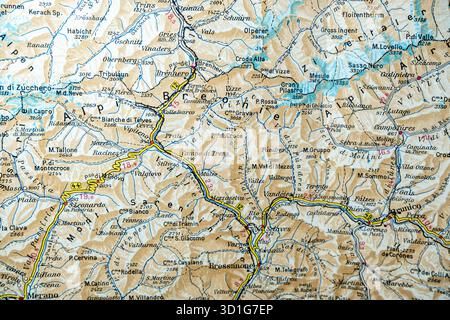 Sezione di una vecchia mappa stradale italiana che mostra la zona del passo del Brennero, le Alpi e città come Bressanone e Merano. Foto Stock