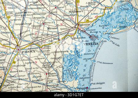 Sezione di una vecchia mappa stradale italiana che mostra l'area intorno a Venezia (Venezia), Padova e la laguna di Venezia. Foto Stock