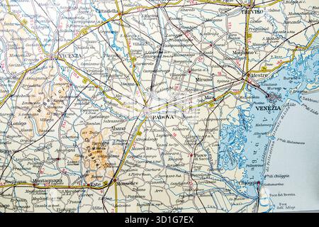 Sezione di una vecchia mappa stradale italiana che mostra l'area di Arezzo in Toscana e città come Sansepolcro e Cortona. Foto Stock
