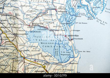 Sezione di una vecchia mappa stradale italiana che mostra le valli di Comacchio, la costa e città come Ferrara e Ravenna. Foto Stock