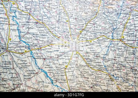 Sezione di una vecchia mappa stradale italiana che mostra l'area metropolitana di Milano e città chiave come Bergamo e Varese. Foto Stock