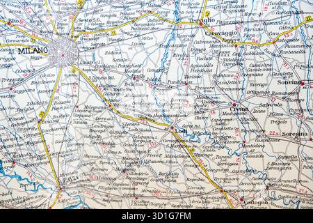 Sezione di una vecchia mappa stradale italiana che si concentra sull'area di Milano (Milano) che si estende verso Lodi, crema e Cremona. Foto Stock
