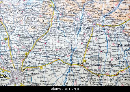 Sezione di una vecchia mappa stradale italiana che mostra l'area tra Milano, Monza, Bergamo e Treviglio in Lombardia. Foto Stock