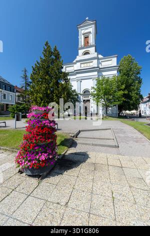 La Chiesa cattolica Namestie Svateho Egidia sorge in una giornata di sole a Poprad, Slovacchia Foto Stock