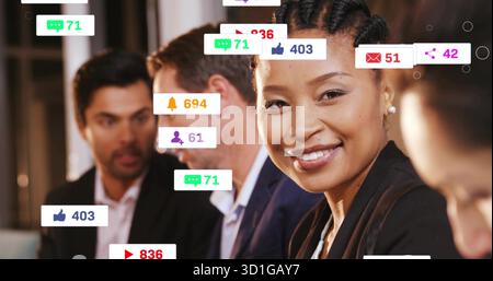 Donna sorridente in buio blazer che analizza le metriche dei social media in ufficio, con notifiche fluttuanti Foto Stock