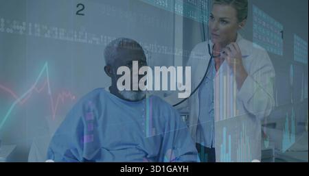 Medico esaminatore con rivestimento bianco che posiziona lo stetoscopio su un paziente di sesso maschile nell'armadio 2 con carte digitali Foto Stock