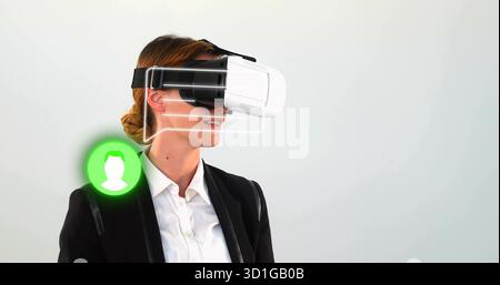 Esplorate una donna d'affari che indossa il visore VR in studio, con sovrapposizioni e icona utente verde Foto Stock