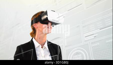Donna d'affari che interagisce indossando un visore VR che esplora i dati in studio, con pannelli dell'interfaccia utente traslucidi Foto Stock