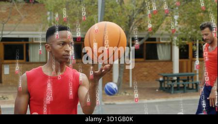 Atleta nero in maglia rossa, pallacanestro rotante sul campo, con tavolo da picnic, cerchio, spazio copia Foto Stock