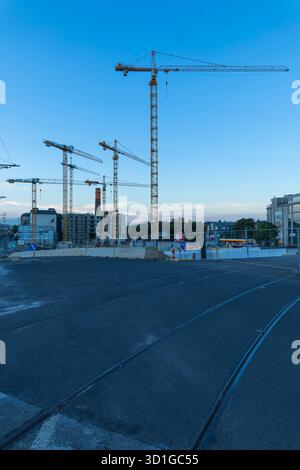 Cantiere urbano a Praga Na Zlichove che sviluppa nuovi edifici sotto un cielo azzurro Foto Stock