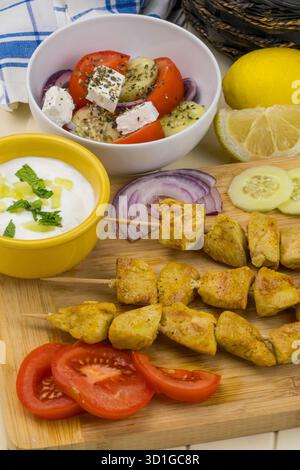 Souvlaki di pollo, insalata greca e tzatziki Foto Stock