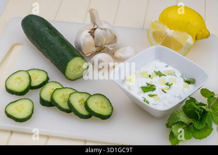 Salsa tzatziki e ingredienti Foto Stock