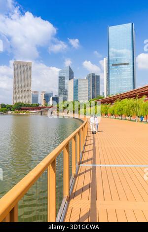 Boulevard presso il parco del lago Qiandeng a Foshan, Cina Foto Stock