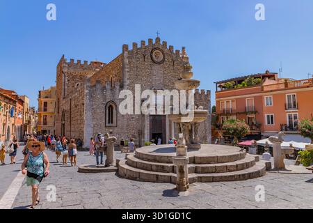 Taormina, Sicilia, Italia - 5 agosto 2024: Il Duomo medievale di Taormina con la gente Foto Stock