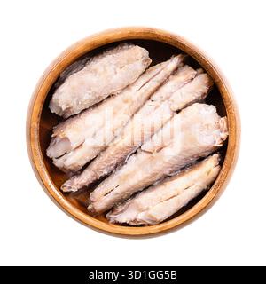 Filetti di sardine, sardine in scatola senza pelle e disossate in olio vegetale, in una ciotola di legno. Sardine selvatiche, chiamate anche pilchards. Foto Stock