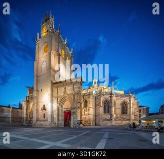 La Cattedrale di Palencia sorge splendidamente in Plaza de la Inmaculada, con i suoi dettagli gotici che brillano mentre il crepuscolo si deposita intorno al campanile. Foto Stock