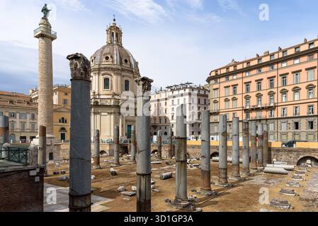 Colonna di Traiano e Chiesa del Santissimo nome di Maria al foro di Traiano a Roma Foto Stock