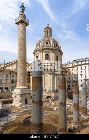 Colonna di Traiano e Chiesa del Santissimo nome di Maria al foro di Traiano a Roma Foto Stock