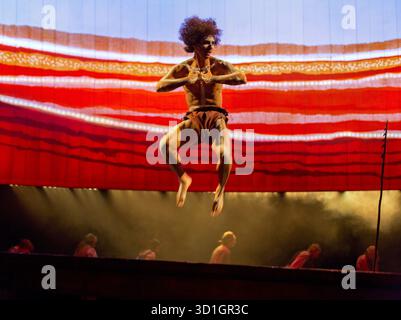 Gary Wood (The Aborigine) in OUR COUNTRY'S GOOD di Timberlake Wertenbaker all'Olivier Theatre, National Theatre (NT), Londra SE1 26/08/2015 musica: Cerys Matthews design: Peter McKintosh illuminazione: Neil Austin coreografo: Arthur Pita regista: Nadia Fall Foto Stock