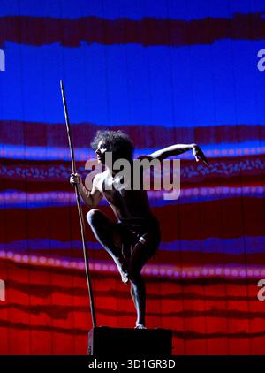 Gary Wood (The Aborigine) in OUR COUNTRY'S GOOD di Timberlake Wertenbaker all'Olivier Theatre, National Theatre (NT), Londra SE1 26/08/2015 musica: Cerys Matthews design: Peter McKintosh illuminazione: Neil Austin coreografo: Arthur Pita regista: Nadia Fall Foto Stock