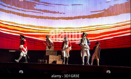 Centro, l-r: Gary Wood (l'Aborigeno), Peter Forbes (il maggiore Robbie Ross, RM), Cyril Nri (il capitano Arthur Phillip, RN) nel BUONO DEL NOSTRO PAESE da Timberlake Wertenbaker all'Olivier Theatre, National Theatre (NT), Londra SE1 26/08/2015 musica: Cerys Matthews design: Peter McKintosh illuminazione: Neil Austin coreografo: Arthur Pita direttore: Nadia Fall Foto Stock