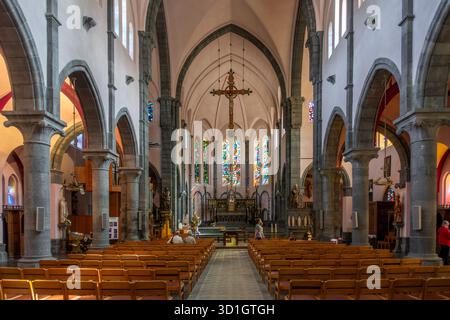 Chiesa neogotica di San Nicola / interno di Eglise Saint-Nicolas nella città di la Roche-en-Ardenne, provincia di Lussemburgo, Ardenne, Vallonia, Belgio Foto Stock