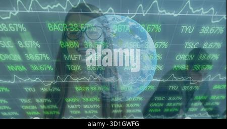 Esame di professionisti in tute che monitorano le scorte sui pannelli per ufficio, con i ticker a scorrimento e il globo Foto Stock