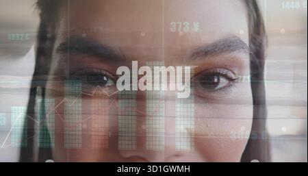 Analisi di una donna adulta che si occupa di sovrapposizioni di dati finanziari alla scrivania dell'ufficio, interfaccia digitale Foto Stock