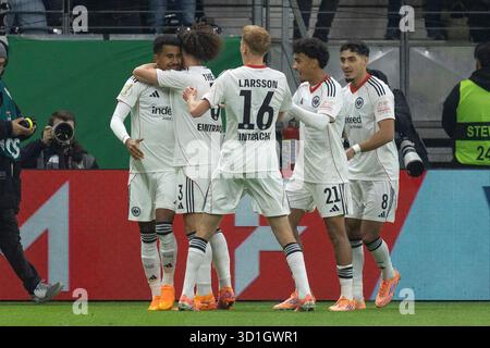 Ansgar Knauff (Eintracht Frankfurt #7) erzielte das Tor / den Treffer zum 1:0 und feiert mit Nathaniel Brown (Eintracht Frankfurt #21) & Mario Götze (Eintracht Frankfurt #27) & Arthur Theate (Eintracht Frankfurt #3) & Hugo Larsson (Eintracht Frankfurt #16), Eintracht Frankfurt - Borussia Dortmund, Frankfurt, Deutsche Bank Park, 28.10.2025 Credit: BEAUTIFUL SPORTS/Presseagentur Foto Stock