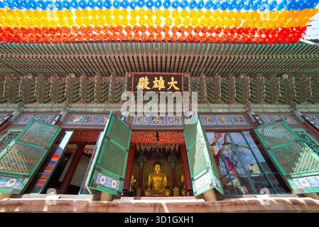 Seoul, Gyeonggi, Corea del Sud. 1° aprile 2015: Vivaci lanterne adornano il Tempio di Jogyesa a Seoul, mettendo in risalto la sua architettura tradizionale. Foto Stock