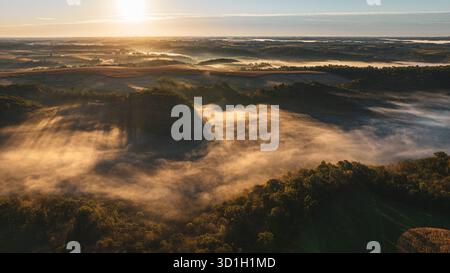 Vista aerea di una nebbiosa mattina di ottobre nella regione Driftless, Wisconsin sud-occidentale, Stati Uniti Foto Stock
