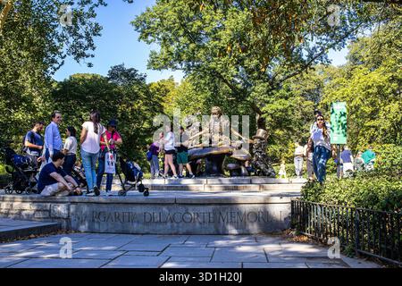 La scultura Alice nel Paese delle meraviglie a Central Park, Manhattan, New York City, dedicata a Margarita Delacorte e scolpita in bronzo da Jose de Creeft Foto Stock