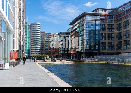 Veduta di Merchant Square, Paddington Basin, Londra W2, Inghilterra, Regno Unito, in un giorno d'autunno soleggiato Foto Stock