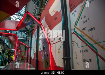 Ingresso al Museo con decorazione della mappa del percorso della metropolitana di Tokyo Foto Stock