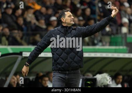 Dino Toppmöller (Trainer Eintracht Frankfurt) gestikuliert, Eintracht Frankfurt - Borussia Dortmund, Francoforte, Deutsche Bank Park, 28.10.2025 crediti: BEAUTIFUL SPORTS Pressefotoagentur/Alamy Live News Foto Stock
