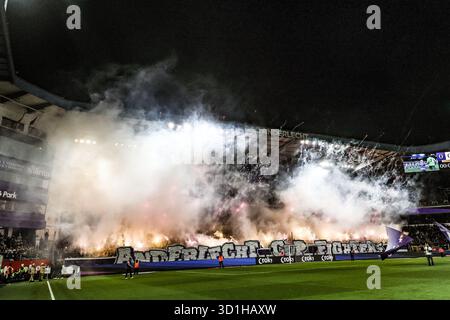 Anderlecht, Belgio. 28 ottobre 2025. I tifosi dell'Anderlecht, nella foto all'inizio di una partita di calcio tra l'Anderlecht e il KVK Ninove (N1) nella 1/16a finale della Coppa del Belgio Croky, martedì 28 ottobre 2025 a Bruxelles. BELGA PHOTO BRUNO FAHY credito: Belga News Agency/Alamy Live News Foto Stock