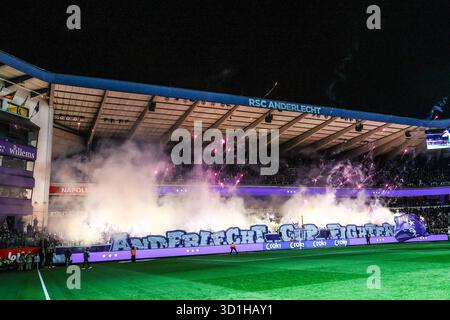 Anderlecht, Belgio. 28 ottobre 2025. I tifosi dell'Anderlecht, nella foto all'inizio di una partita di calcio tra l'Anderlecht e il KVK Ninove (N1) nella 1/16a finale della Coppa del Belgio Croky, martedì 28 ottobre 2025 a Bruxelles. BELGA PHOTO BRUNO FAHY credito: Belga News Agency/Alamy Live News Foto Stock