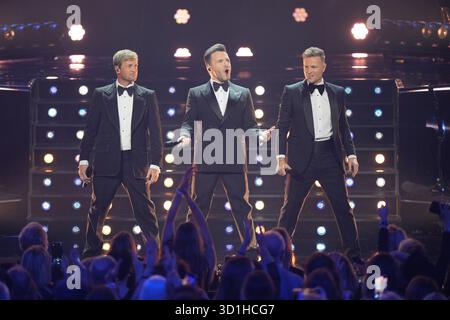(Da sinistra a destra) Kian Egan di Westlife, Shane Filan e Nicky Byrne si esibiscono alla Royal Albert Hall di Londra. Data foto: Martedì 28 ottobre 2025. Foto Stock