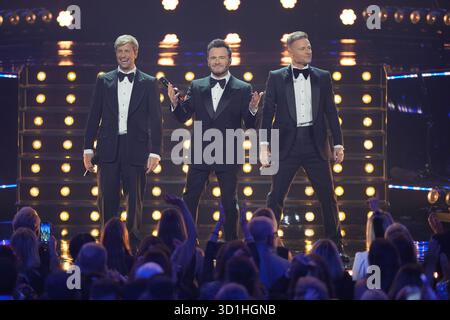 (Da sinistra a destra) Kian Egan di Westlife, Shane Filan e Nicky Byrne si esibiscono alla Royal Albert Hall di Londra. Data foto: Martedì 28 ottobre 2025. Foto Stock