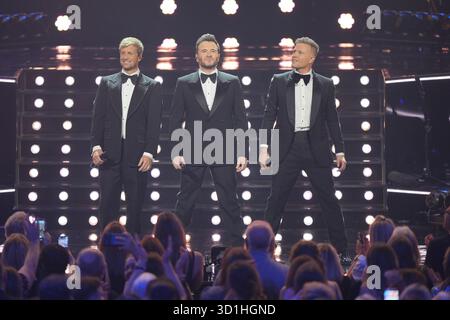 (Da sinistra a destra) Kian Egan di Westlife, Shane Filan e Nicky Byrne si esibiscono alla Royal Albert Hall di Londra. Data foto: Martedì 28 ottobre 2025. Foto Stock