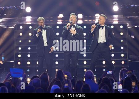 (Da sinistra a destra) Kian Egan di Westlife, Shane Filan e Nicky Byrne si esibiscono alla Royal Albert Hall di Londra. Data foto: Martedì 28 ottobre 2025. Foto Stock