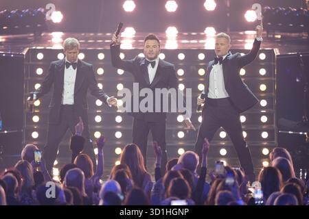 (Da sinistra a destra) Kian Egan di Westlife, Shane Filan e Nicky Byrne si esibiscono alla Royal Albert Hall di Londra. Data foto: Martedì 28 ottobre 2025. Foto Stock