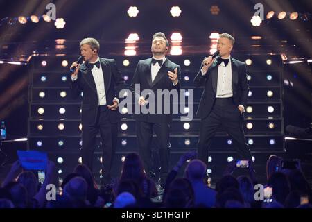 (Da sinistra a destra) Kian Egan di Westlife, Shane Filan e Nicky Byrne si esibiscono alla Royal Albert Hall di Londra. Data foto: Martedì 28 ottobre 2025. Foto Stock