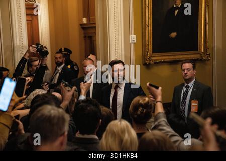 Il Vice Presidente degli Stati Uniti JD Vance parte dal pranzo settimanale del Senato degli Stati Uniti presso il Campidoglio degli Stati Uniti a Washington, DC, USA, martedì 28 ottobre, 2025. si fermò e parlò con la stampa .Credit: Andrew Thomas/CNP/MediaPunch Foto Stock