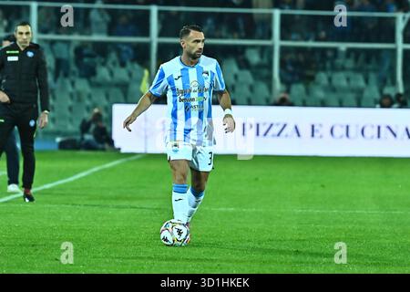 Pescara, Italia. 28 ottobre 2025. Gaetano Letizia di Delfino Pescara durante la partita di serie B BKT tra Pescara calcio e US Avellino 1912 allo Stadio Adriatico-Cornacchia il 28 ottobre 2025 a Pescara. ( Crediti: Andrea Iommarini/Alamy Live News Foto Stock