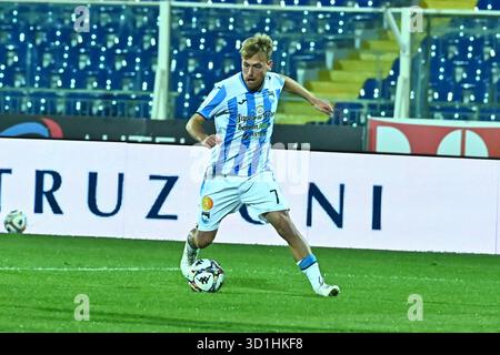 Pescara, Italia. 28 ottobre 2025. Lorenzo Meazzi di Delfino Pescara durante la partita di serie B BKT tra Pescara calcio e US Avellino 1912 allo Stadio Adriatico-Cornacchia il 28 ottobre 2025 a Pescara. ( Crediti: Andrea Iommarini/Alamy Live News Foto Stock