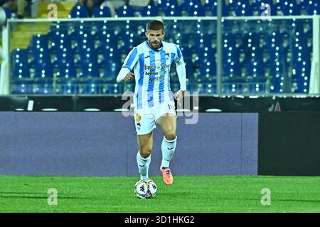 Pescara, Italia. 28 ottobre 2025. Luca Valzania di Delfino Pescara durante la partita di serie B BKT tra Pescara calcio e US Avellino 1912 allo Stadio Adriatico-Cornacchia il 28 ottobre 2025 a Pescara. ( Crediti: Andrea Iommarini/Alamy Live News Foto Stock
